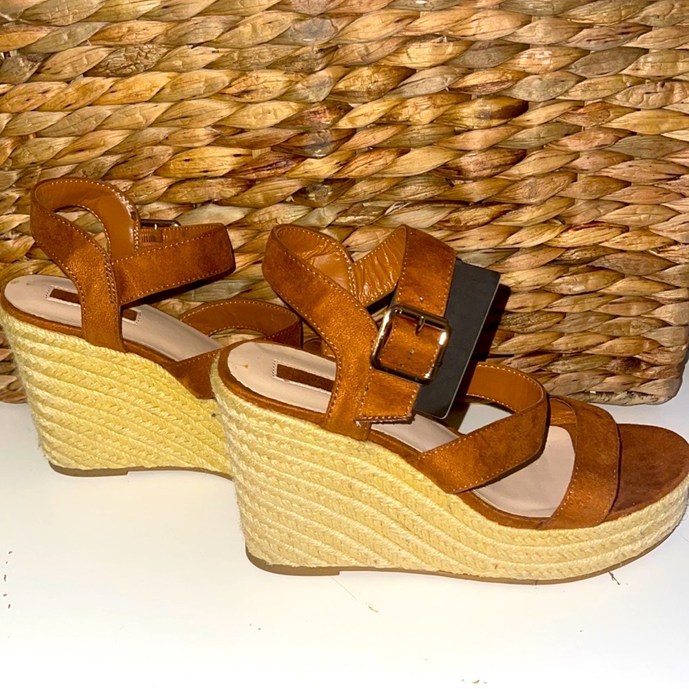 These are forever 21 casual heels, they are in great condition with the tag.